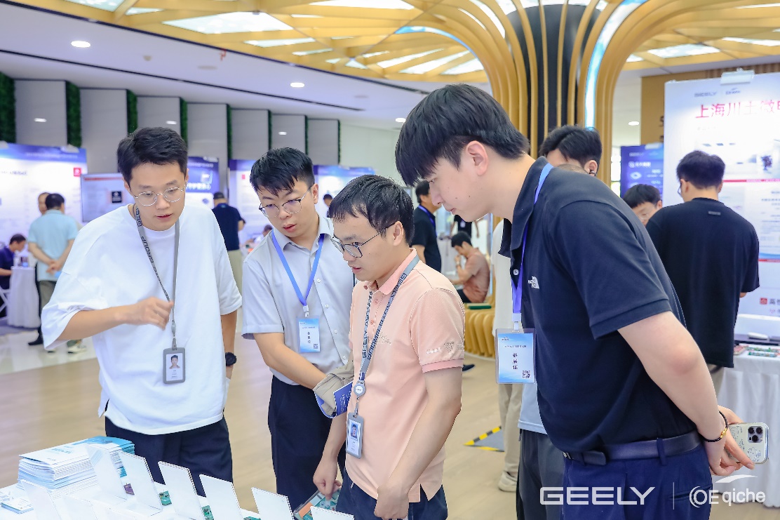 图片蕴含 人, 室内, 汉子, 站AI 天生的内容可能不正确。