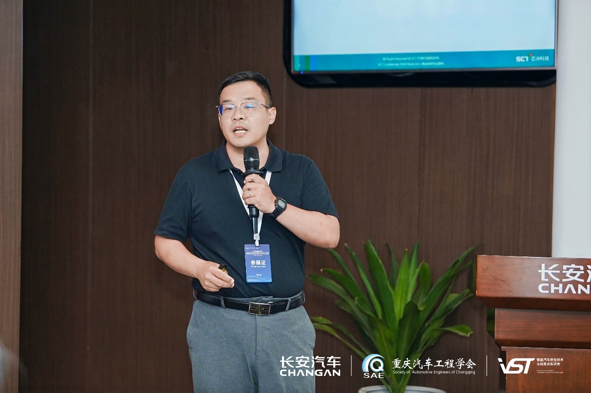 戴帽子的人在电视前AI 天生的内容可能不正确。